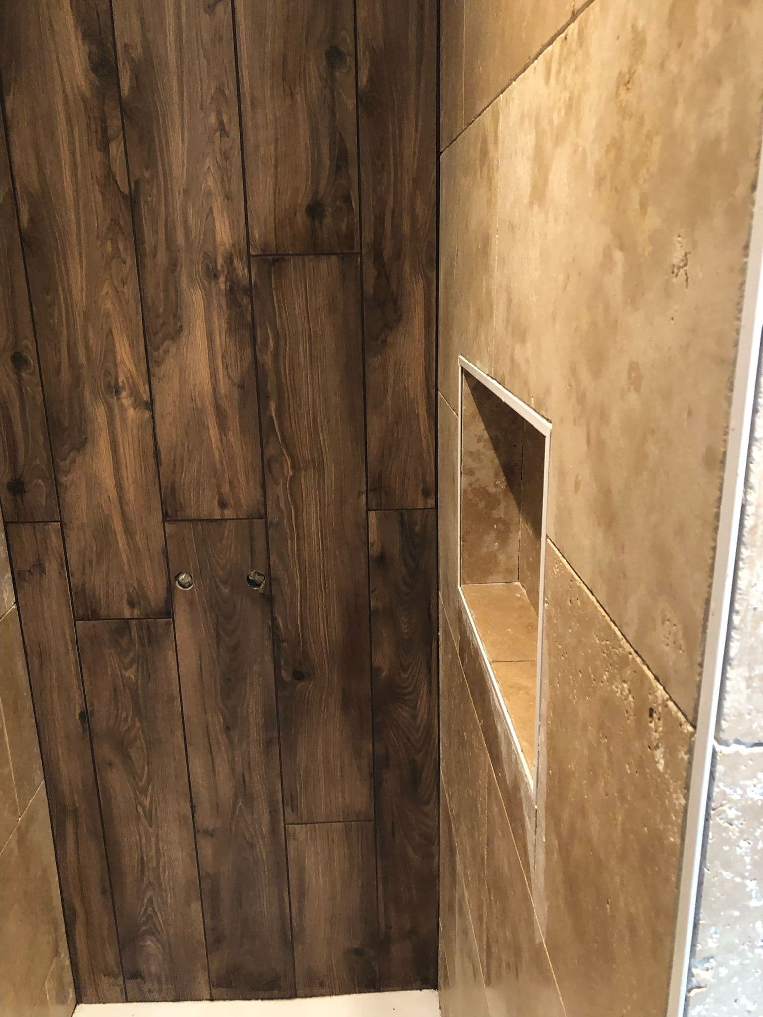 Douche carrelage imitation bois et travertin