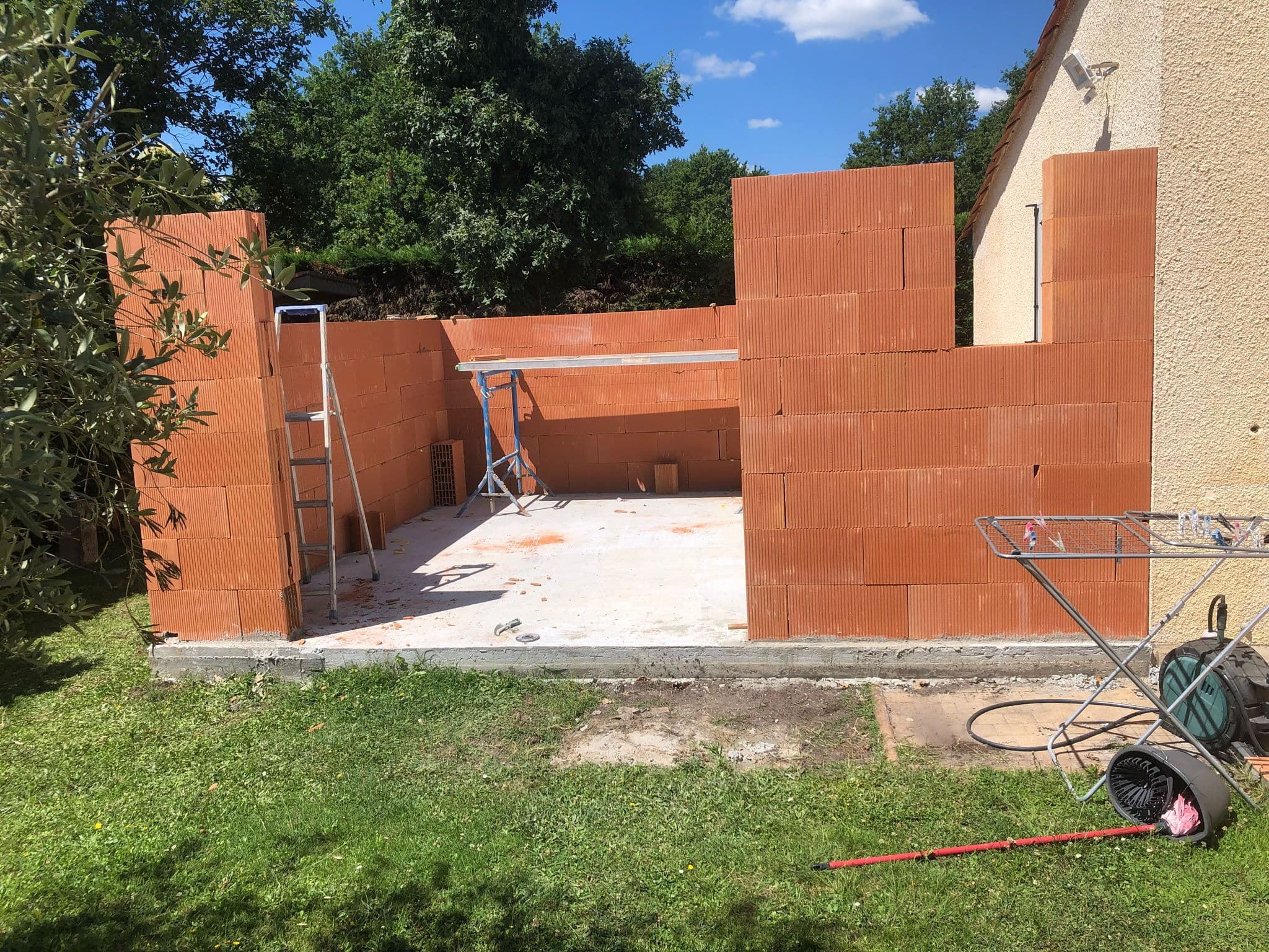 Murs en briques d'une extension en cours