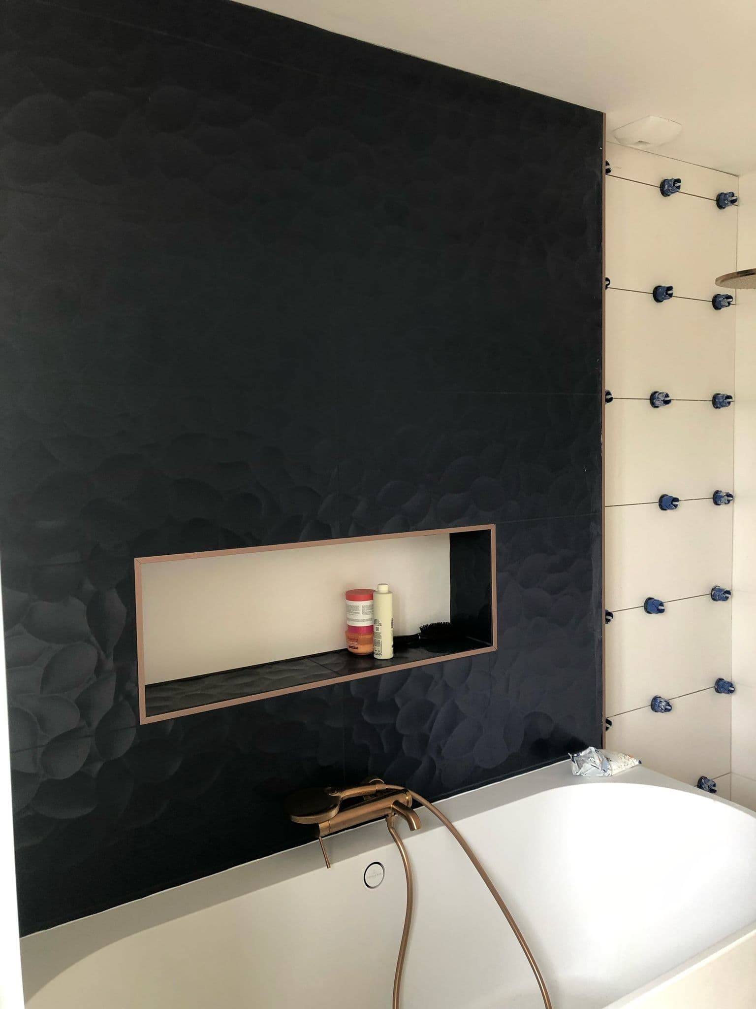 Pose de faïence noire en salle de bain