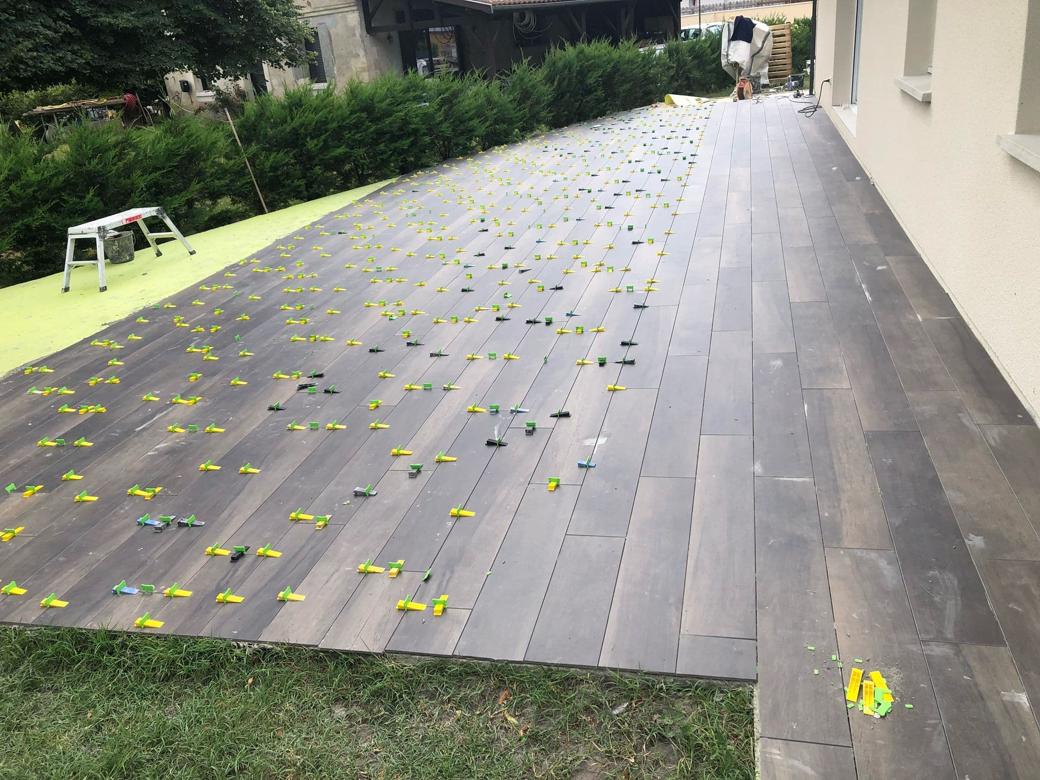 Pose de carrelage imitation bois en terrasse