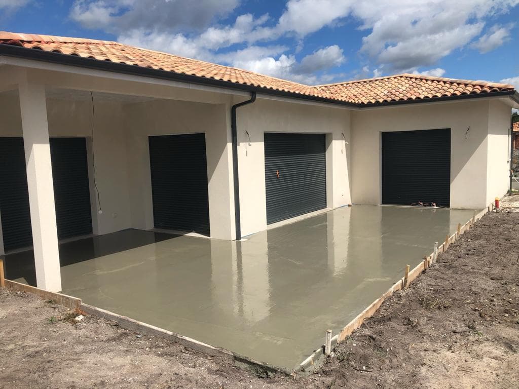 Dalle béton fraîchement coulée