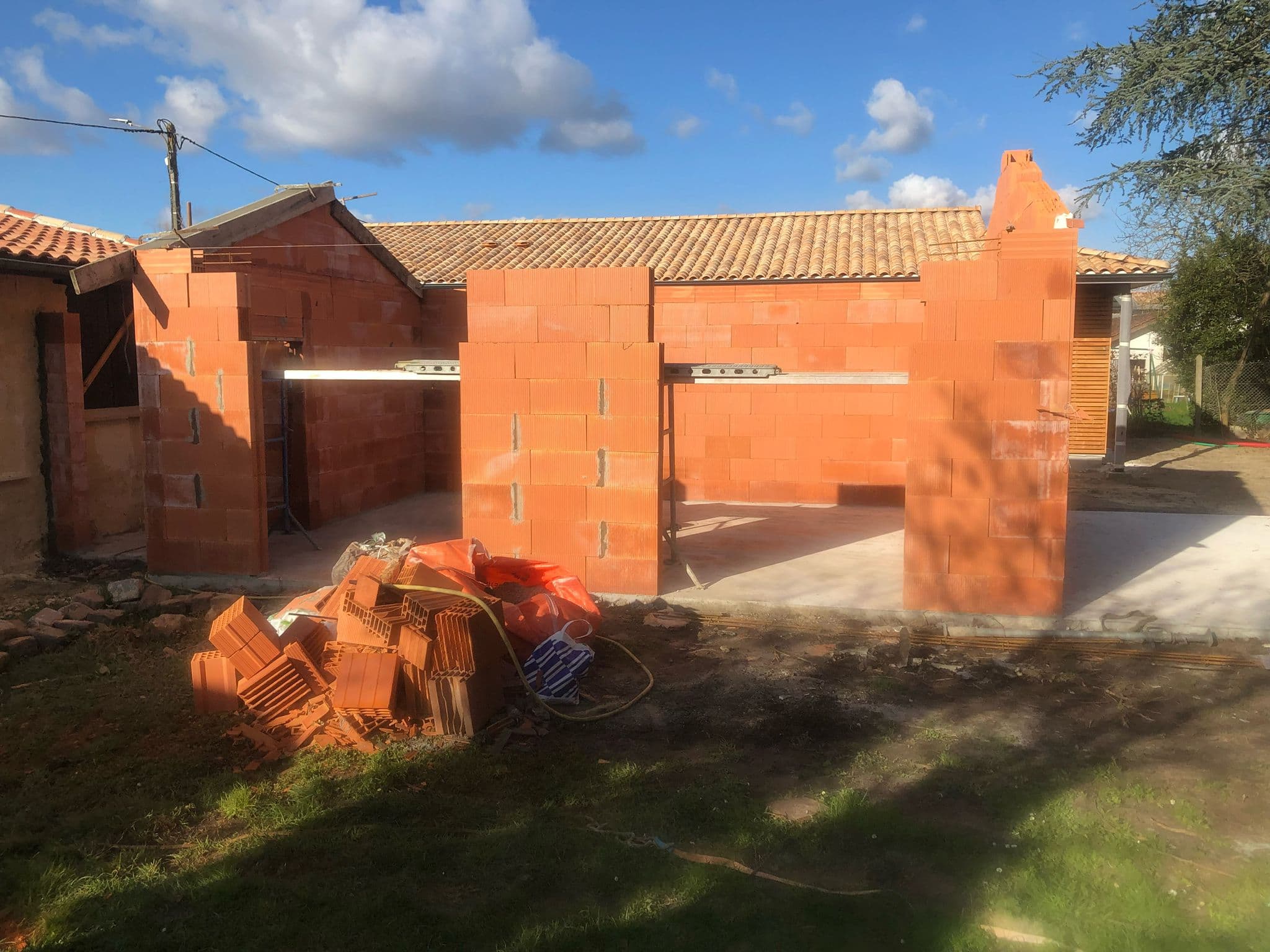 Élévation de murs en briques pour un garage