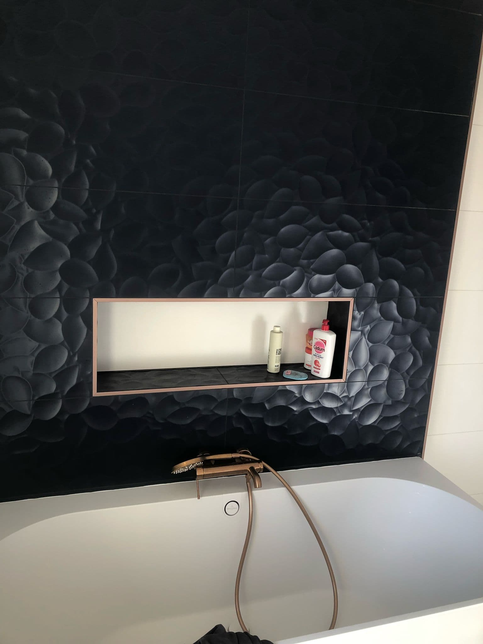 Salle de bain carrelage noir relief et niche bois